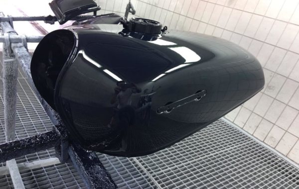 Motorrad Tank fertig lackiert