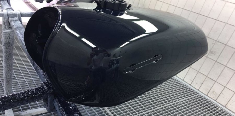 Motorrad Tank fertig lackiert